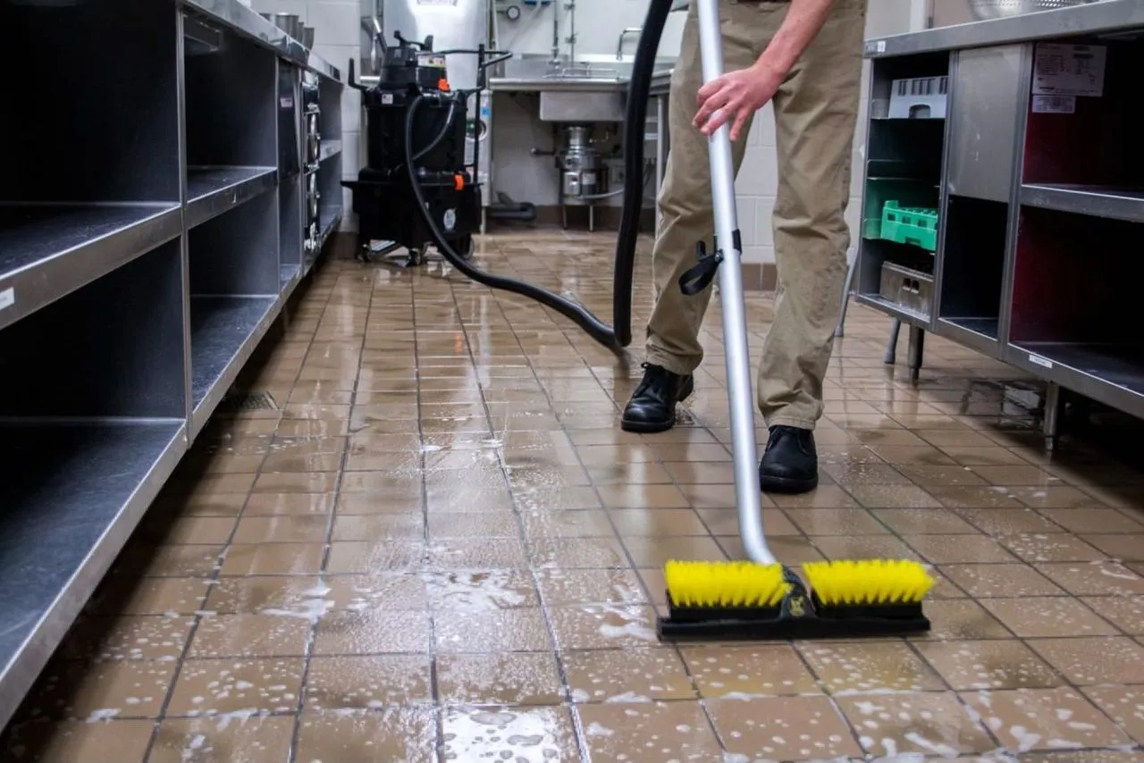 7 Benefits of Hiring Janitorial Cleaning Services for Large-Scale Warehouses